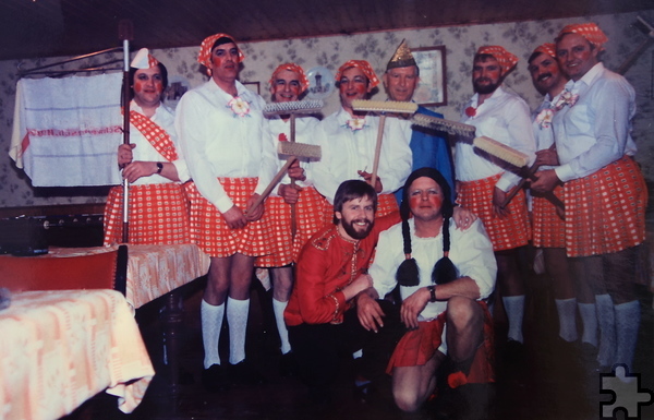 Das „Schrubberballett“ hatte 1966 seinen ersten Auftritt – ursprünglich als Parodie auf die karnevalistischen Garden, die wiederum selbst als Parodie auf das preußische Militär gedacht waren. Repro: Steffi Tucholke/pp/Agentur ProfiPress