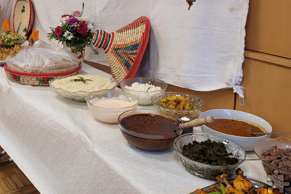 Da in Eritrea meist mit der Hand gegessen wird, wird zu Mahlzeiten in den bunten Körben aus Naturmaterialien traditionell Injera gereicht. Das landestypische Fladenbrot dient als Unterlage und Beigabe zu vielerlei Speisen wie Gemüse- und Fleischragout oder wird mit stark gewürzten Pasten und Saucen verzehrt. Bei der nächsten Auflage von „Kocht mit uns um die Welt“ am Donnerstag, 26. Januar, erhalten die Teilnehmer einen spannenden Einblick in die Töpfe und Küchen des afrikanischen Landes. Foto: Roland Kuhlen/pp/Agentur ProfiPress