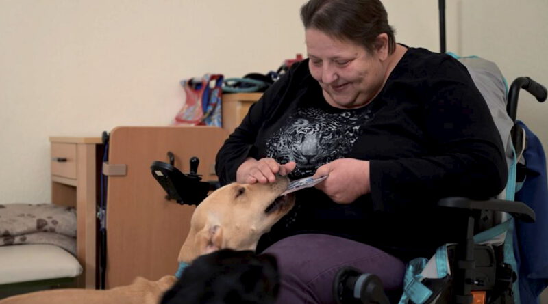 „Die Hunde nehmen einen so, wie man ist. Für mich ist das jede Woche mindestens eine Stunde Glück“, berichtet Bewohnerin Monika ihre persönlichen Erfahrungen mit den Therapiehunden. Screenshot: Malte Heide/pp/Agentur ProfiPress