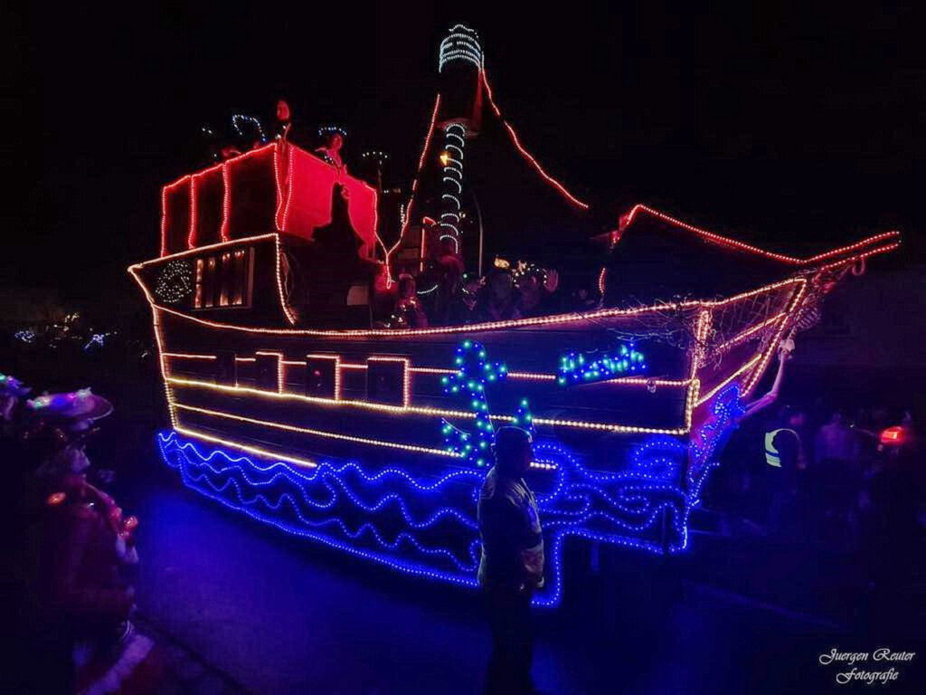 
Die Glehner „Äerzebälleg“ waren mit ihrem illuminierten Piratenschiff Richtung Feytal in See gestochen. Sie hatten es bereits 2019 bei Ebay-Kleinanzeigen erworben. Foto: Beate Heimersheim/Jürgen Reuter/pp/Agentur ProfiPress