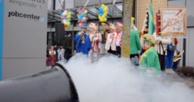 Mit Böllerschüssen aus der Kanone rücken die Karnevalisten traditionell auf das Mechernicher Rathaus vor, um den Stadtschlüssel für die jecken Tage an sich zu reißen. Archivfoto: Kirsten Röder/pp/Agentur ProfiPress