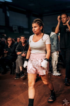 Maximal fokussiert zeigte sich Irena Auer beim Einmarsch in den Ring zum Song „Girlfight“ von Broke Valentine. Foto: Cybershot Studios/pp/Agentur ProfiPress