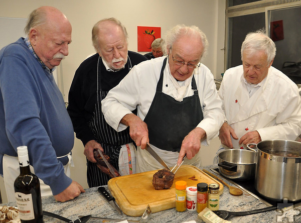 Man lernt nie aus: Das Auslösen von gekochtem Fleisch demonstriert Willi Poth beim Jubiläumskochen. Foto: Reiner Züll/pp/Agentur ProfiPress