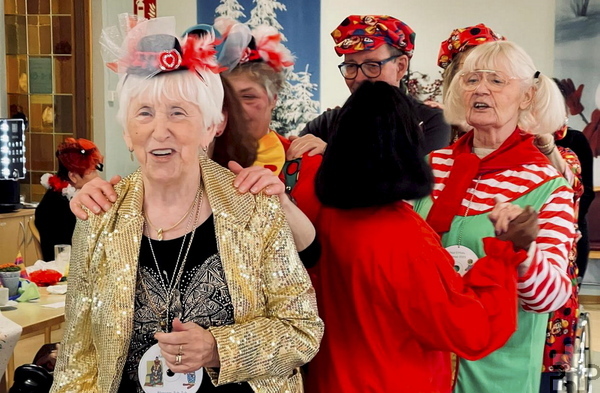 Mit Tanz und Polonaise hatten die Senioren im „Haus Effata“ am Weiberdonnerstag viel Spaß. Foto: Zarlasht Azimi/pp/Agentur ProfiPress