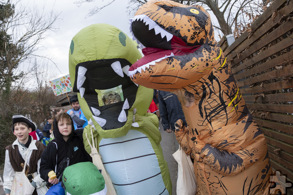 Pass op Prinzessin, das Krokodil will dich fressen – oder eher der Dinosaurierer? Wer weiß das schon im Karneval.  Foto: Ronald Larmann/pp/Agentur ProfiPress