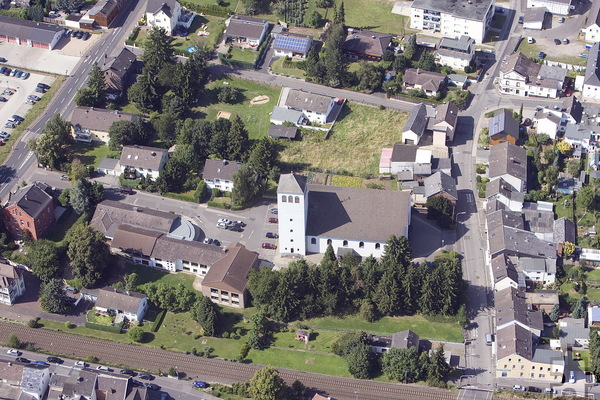 Die Mechernicher Pfarrkirche St. Johannes Baptist wurde am Sonntag von einem Einbrecher heimgesucht. Luftbild: Manfred Lang/pp/Agentur ProfiPress