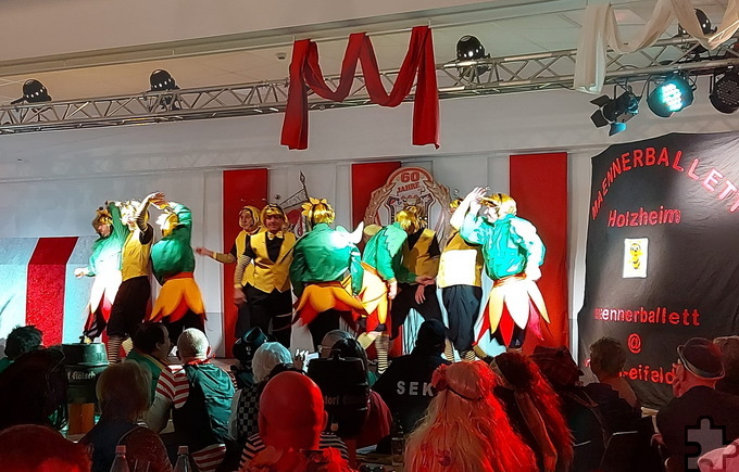 Das Männerballett Holzheim begeisterte bei der Sitzung des Festausschusses Mechernicher Karneval mit einem grazilen Tanz in Bienenkostümen. Foto: privat/pp/Agentur ProfiPress
