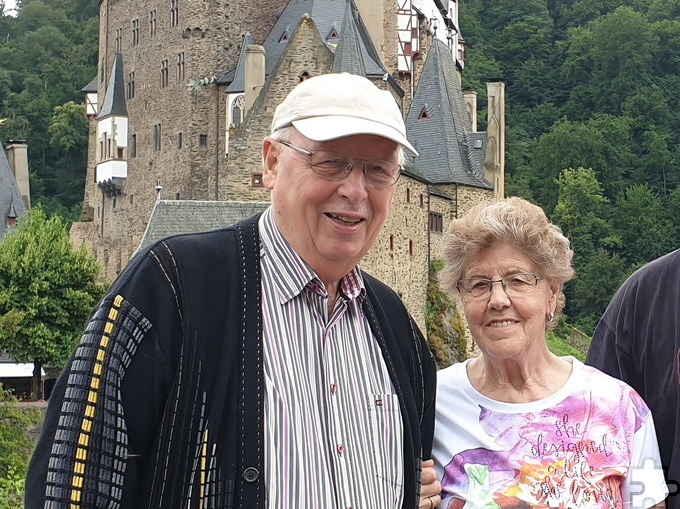 Marlies und Hans Richard Braun bei einem Familienausflug vor Burg Eltz. Foto: privat/pp/Agentur ProfiPress