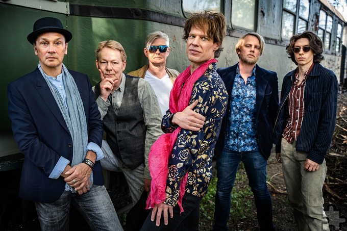 In den fünfzwanzig Jahren ihres Bestehens hat sich die Band „Voodoo Lounge“ um den charismatischen Sänger Christian „Bobby“ Ballasch (Vordergrund) den Ruf als bestes Rolling Stones-Cover Europas erworben. Foto: Bandfoto/pp/Agentur ProfiPress
