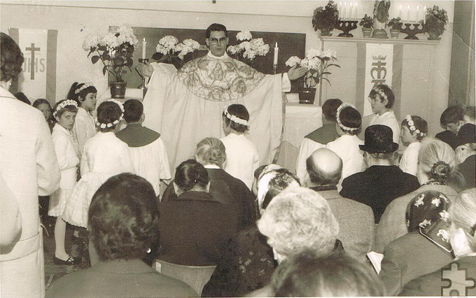 Eine Aufnahme von der Primiz im Mai 1965 im Schulhaus von Bergheim, das bis heute gleichzeitig als Kapelle dient. Repro: Heinz-Willi Poensgen/pp/Agentur ProfiPress