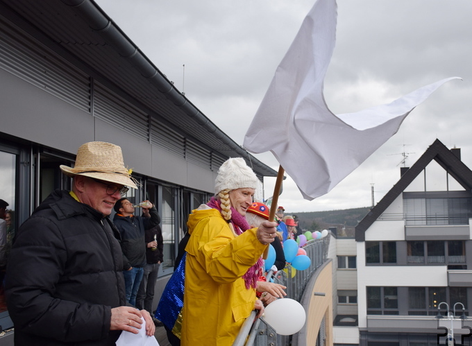 Bürgermeister Dr. Hans-Peter Schick (hier im Jahr 2020 als „Greta Thunberg“ verkleidet) kapitulierte mit weißer Flagge vor den Mechernicher Karnevalisten. Archivfoto: Kirsten Röder/pp/Agentur ProfiPress