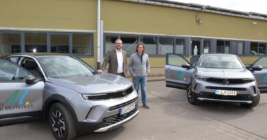 Freuten sich über die neuen Opel Mokkas: Der Erste Beigeordnete Thomas Hambach (l.) und Björn Schäfer vom Team Organisation und Personal bei der Inbetriebnahme auf dem Mechernicher Bauhof. Foto: Henri Grüger/pp/Agentur ProfiPress
