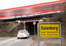 Die aktuelle Durchfahrt nach Kalenberg ist für Rettungsfahrzeuge oder Busse zu klein. Wenn die Bahnstrecke Köln – Trier elektrifiziert wird, soll ein neuer Weg nach Kalenberg entstehen. Foto: Ronald Larmann/pp/Agentur ProfiPress