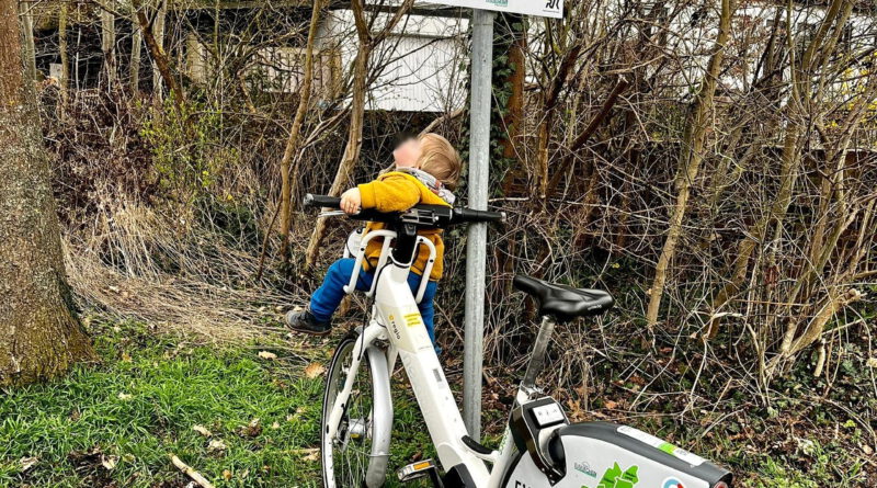 Ganz digital kann man seit Herbst in Kommern-Süd E-Bikes über die App des „RVK“ buchen oder abstellen. Als nächster Ort im Rahmen des Förderprogramms „Dorfrad“ ist Firmenich-Obergartzem dran. Foto: Nathalie Konias/pp/Agentur ProfiPress