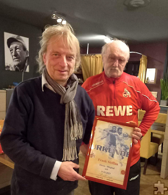 Auch der Autor und Filmemacher Frank Steffan, der Film und Buch "Heinz Flohe - der mit dem Ball tanzte" schuf, ist seit zwei Monaten Ehrenmitglied der "Geißböcke Nordeifel". Foto: Geißböcke Nordeifel/pp/Agentur ProfiPress