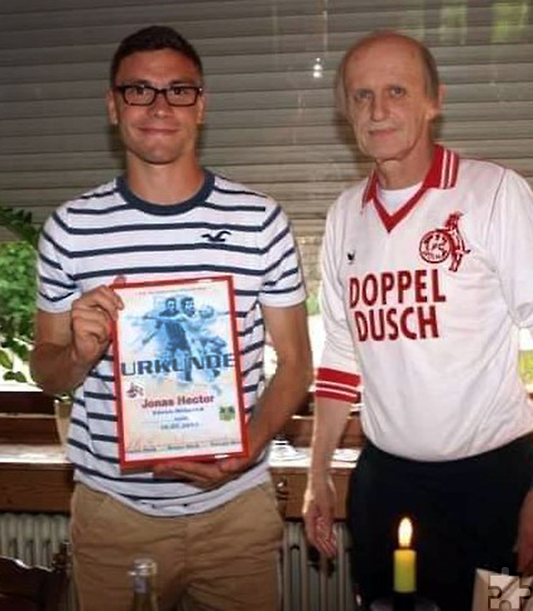Der noch aktive FC-Profi Jonas Hektor (links) ist seit 2013 Ehrenmitglied der Geißböcke Nordeifel.  Foto: Geißböcke Nordeifel/pp/Agentur ProfiPress
