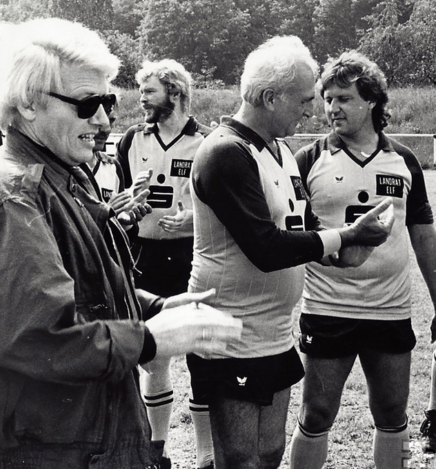 Landrat-Kicker Heinz Flohe (rechts) 1983 in Olef mit Werner Schumacher (Mitte) und Heino (links). Foto: Foto: Reiner Züll/pp/Agentur ProfiPress
