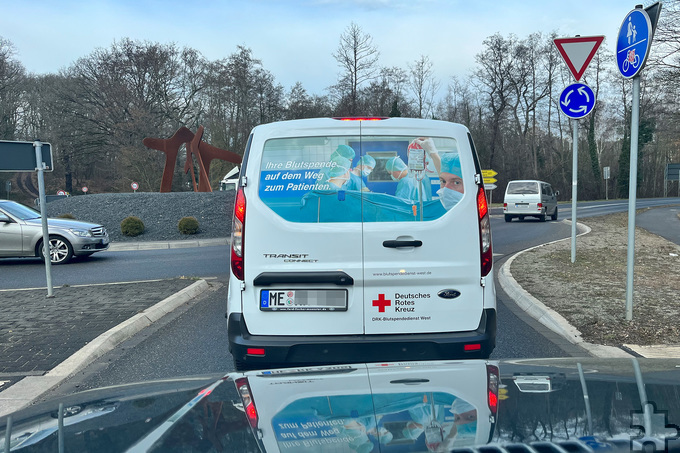 Ihre Blutspende auf dem Weg zum Patienten. Damit der Transporter immer gut gefüllt ist, ruft das Rote Kreuz im Kreis Euskirchen zu drei Blutspende-Terminen Anfang April in Kommern, Zingsheim und Euskirchen auf. Foto: Ronald Larmann/pp/Agentur ProfiPress 