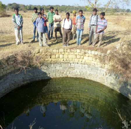 „Adivasi“ (Ureinwohner) im Bezirk Giridhi im Norden des indischen Bundesstaats Jharkand an einem mit Mechernicher Hilfe angelegten Trinkwasserbrunnen. Foto: Franz Richter/EBI/pp/Agentur ProfiPress