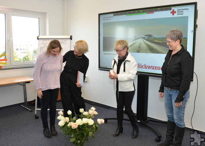 Ludmilla Ackermann und die 13 anderen Fachkräfte erhielten zur Feier des Tages neben ihrem Zertifikat auch jeweils eine Rose und Schokolade. Foto: Henri Grüger/pp/Agentur ProfiPress