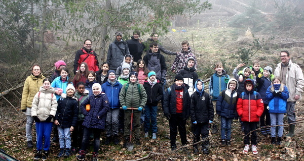 Die fünften Klassen des GAT Mechernich besuchten ein Waldstück in der Nähe von Mechernich, halfen unter anderem bei der Aufforstung und informierten sich zum Klimawandel. Foto: Andreas Maikranz/GAT/pp/Agentur ProfiPress