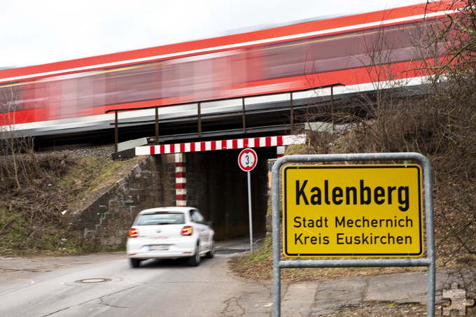 Die aktuelle Durchfahrt nach Kalenberg ist für Rettungsfahrzeuge oder Busse zu klein. Wenn die Bahnstrecke Köln – Trier elektrifiziert wird, soll ein neuer Weg nach Kalenberg entstehen. Foto: Ronald Larmann/pp/Agentur ProfiPress