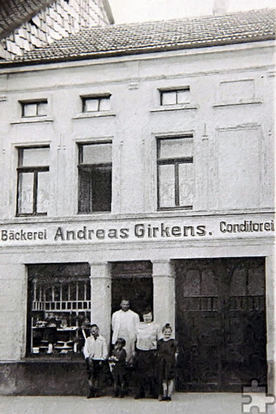 Familie Girkens vor ihrer Bäckerei in der Mechernicher Bahnstraße 49. Repro: pp/Agentur ProfiPress