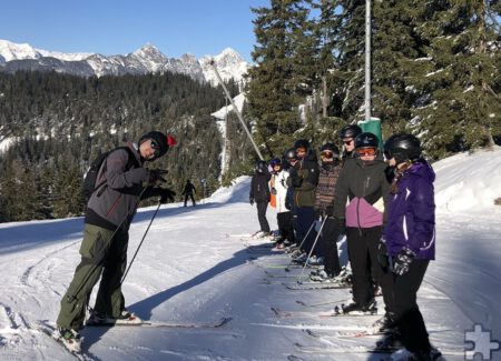 Schülerinnen und Schüler, die das Skifahren bereits beherrschen, unterstützten die anderen Jugendlichen, beispielsweise durch das Leiten des Aufwärmprogramms. Foto: GS/pp/Agentur ProfiPress