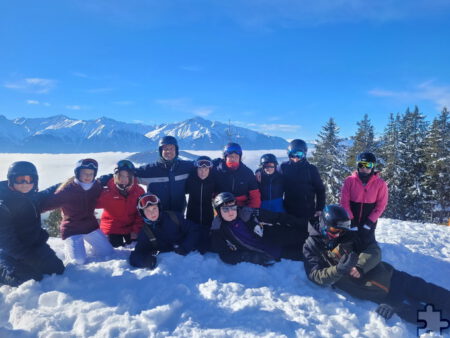 Lehrer Jakob Schönherr gemeinsam mit Schülerinnen und Schülern der Gesamtschule Mechernich bei der Skifreizeit in Seefeld/Tirol. Foto: GS/pp/Agentur ProfiPress