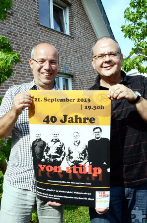Att wedde zehn Johr her: Schmitze Will (r.) und Weiermanns Fränk mit Plakat fürs 40-jährige Jubiläumskonzert im „Magu“. Foto: Manfred Lang/pp/Agentur ProfiPress