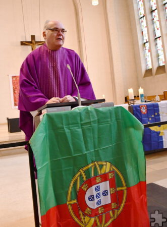Pfarrer Erik Pühringer am Ambo mit Portugalflagge: „Der Auftrag Gottes geht an jeden von uns, aufzubrechen und ein Segen für die anderen zu werden!“ Foto: Manfred Lang/pp/Agentur ProfiPress