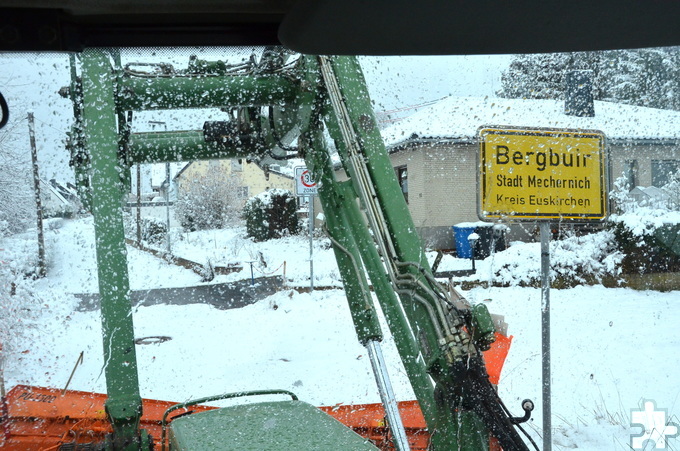 Gerade in weniger befahrenen Straßen, wie hier in Bergbuir, liegt viel Schnee auf der Fahrbahn. Foto: Henri Grüger/pp/Agentur ProfiPress