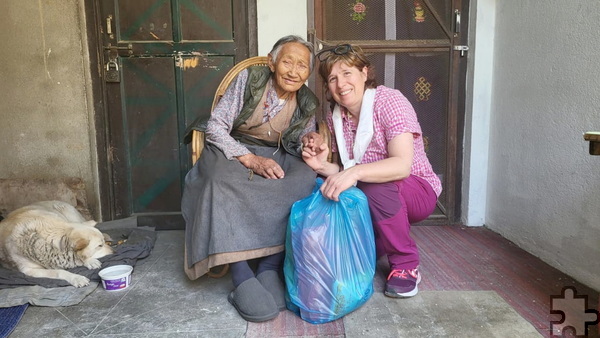 Hofstetter (r.) bereist Nepal schon seit über 20 Jahren. Gemeinsam mit Ihren Schülerinnen und Schülern kümmert sie sich nun um viele soziale Projekte vor Ort, so zum Beispiel ein Altenheim in Jawalakhel. Foto: Catherine Hofstetter/Gesamtschule Mechernich/pp/Agentur ProfiPress