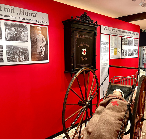 Zwei der neueren Ausstellungsstücke: eine niederländische Rädertrage aus der Zeit des Ersten Weltkriegs und ein Schrank des Brühler Samaritervereins vom „Rothen Kreuz“ aus dem Jahr 1895. 