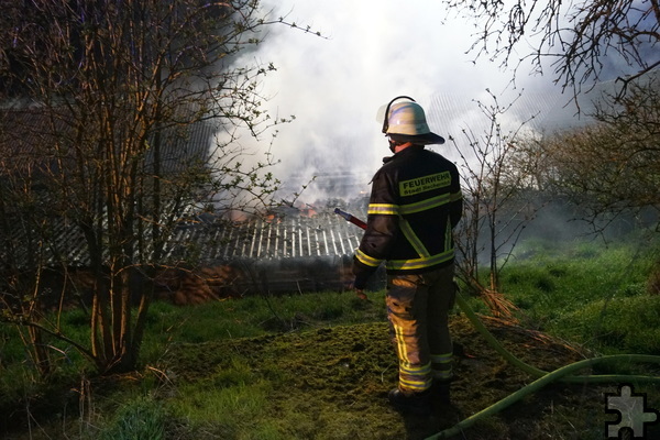 Die Feuerwehr schaffte es, einen Übergriff der Flammen auf den vorderen Teil des Hofes zu verhindern. Foto: Jakob Priebe/Presseteam NRW/pp/Agentur ProfiPress