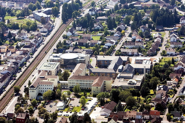 Das Kreiskrankenhaus in Mechernich ist Herzstück der gleichnamigen GmbH mit 1900 Mitarbeitern, 523 Krankenhausbetten und jährlich 73.000 Patienten. Luftbild: pp/Archiv Agentur ProfiPress