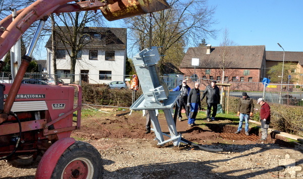 Mit schwerem Gerät setzten sie die große Stahlkonstruktion in das von „Schilles“ ausgehobene Loch ein. Foto: Henri Grüger/pp/Agentur ProfiPress