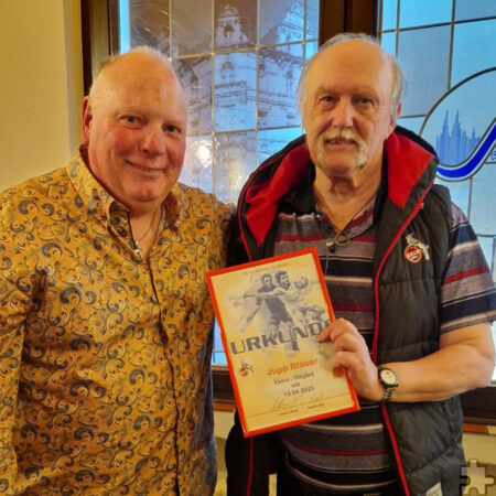 Jupp Bläser bekam von Günter Henk (r.) die Urkunde überreicht, die dem 70-Jährigen die Ehrenmitgliedschaft der Geißböcke Nordeifel bescheinigt. Foto: Geißböcke Nordeifel/pp/Agentur ProfiPress