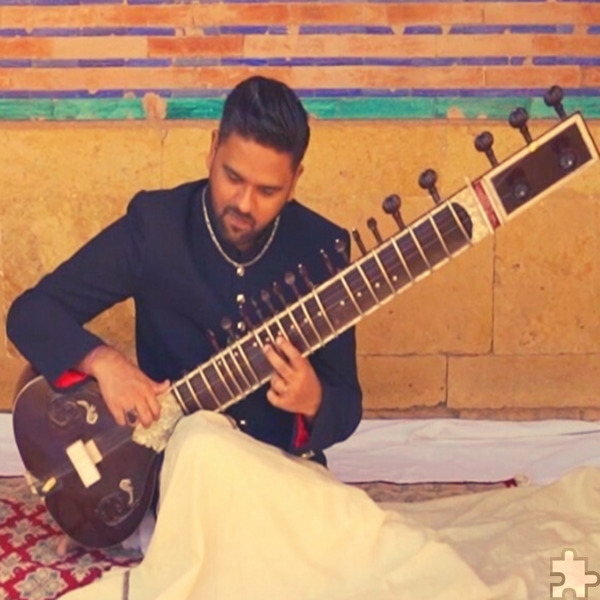 Auch der virtuose „Sitar“-Spieler aus Kalkutta, Turab Ali Khan, tritt dann ab 18 Uhr auf. Foto: Veranstalter/pp/Agentur ProfiPress