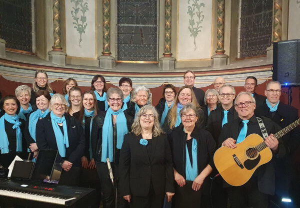 Der von Uli Schneider (l.) geleitete Rhythmus- und Gospelchor „Kakus Vokale“ bestreitet eine Stunde Konzert im vierstündigen Bühnenprogramm des „Kleinen Katholikentages“ im Mechernicher Eifelstadion am Samstag, 10. Juni, von 13 bis 18 Uhr. Foto: Manfred Lang/pp/Agentur ProfiPress