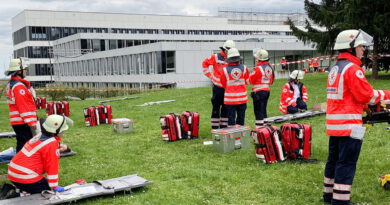 Wie man eine Vielzahl von Verletzten zügig und umfassend versorgt, probten unter anderem die bewährten Einsatzkräfte des Roten Kreuzes bei einer Katastrophenschutzübung am Euskirchener Kreishaus. Foto: M. Noe/Kreis/pp/Agentur ProfiPress