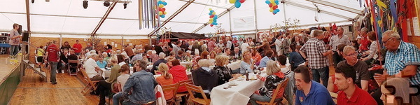 Diese Panoramaaufnahme entstand beim Dorffest 2022 im Holzheimer Festzelt. Foto: Privat/pp/Agentur ProfiPress
