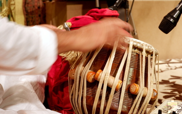Tablas werden beim musikalischen Abend der Kulturen ebenso gespielt wie Didgeridoo, Handpan und Geige. Foto: Anubhab Akademie/pp/Agentur ProfiPress