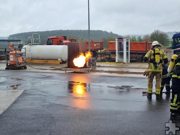 Unter anderem wurde ein Gasbrand an einer Trafostation geübt. Foto: Feuerwehr Harzheim/pp/Agentur ProfiPress
