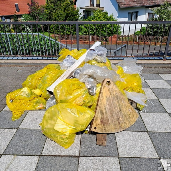Der zusammengetragene Müllbergkonnte sich sehen lassen. Und alle waren sich einig: „Das machen wir im nächsten Jahr wieder!“. Foto: KGS Kommern/pp/Agentur ProfiPress