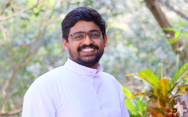 Voraussichtlich ein Jahr lang möchte der 29-jährige Pfarrer Jaimson aus dem indischen Kerala die Communio in Christo als Seelsorger unterstützen. Foto: Privat/pp/Agentur ProfiPress