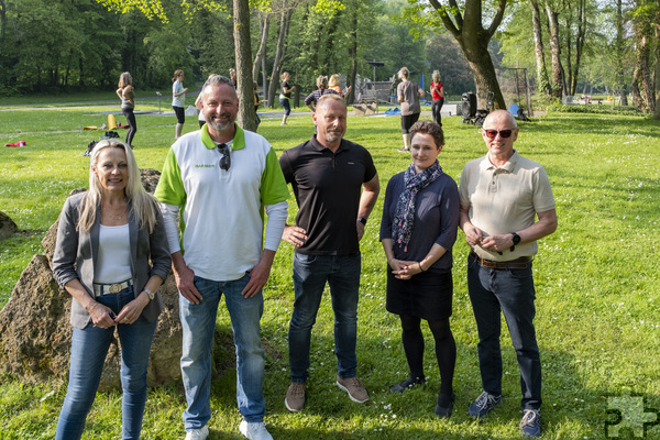 Warben zur Halbzeit von „Sport im Park“ nochmal für das kostenlose Angebot: Manuela Holtmeier (v.l.), Mechernicher Teamleiterin Politik und Bürgermeisterbüro, Barmer-Regionalgeschäftsführer Guido Otten, Stadtsportbund-Geschäftsführer Stefan John, Fachbereichsleiterin Kati Jakob sowie Dezernent und Vorstand der Mechernich-Stiftung Ralf Claßen. Foto: Ronald Larmann/pp/Agentur ProfiPress