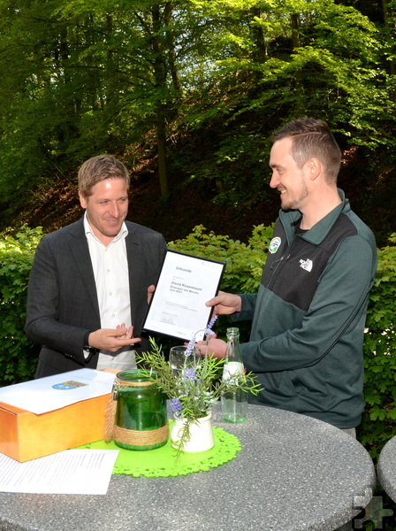 Landrat Ramers überreichte Rosenbaum die Auszeichnung des Kreises. Foto: Henri Grüger/pp/Agentur ProfiPress