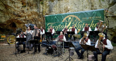 Die „Original Feytaler Kutscher“ spielten bereits zum zweiten Mal an der Kakushöhle in Dreimühlen auf. Foto: Stephan Everling/RRG/pp/Agentur ProfiPress