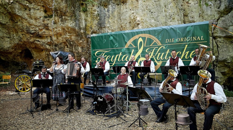 Die „Original Feytaler Kutscher“ spielten bereits zum zweiten Mal an der Kakushöhle in Dreimühlen auf. Foto: Stephan Everling/RRG/pp/Agentur ProfiPress